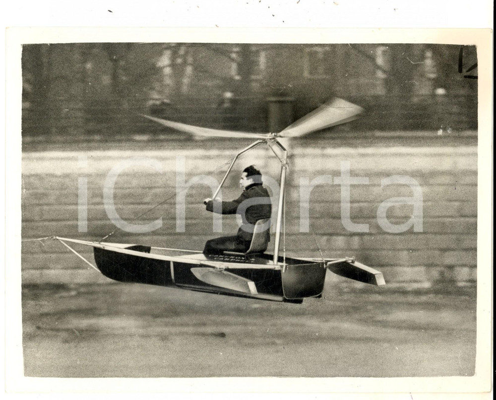 Fotografia d epoca originale 1961 LONDON PUTNEY BRIDGE The Flying Dinghy during a demonstration Photo 20x15 1