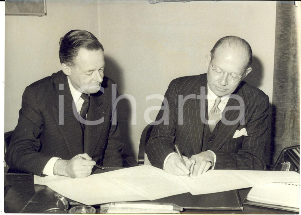 Fotografia d epoca originale 1960 PARIS Roger SEYDOUX e Cecil LYON firmano accordo culturale francoamericano 1