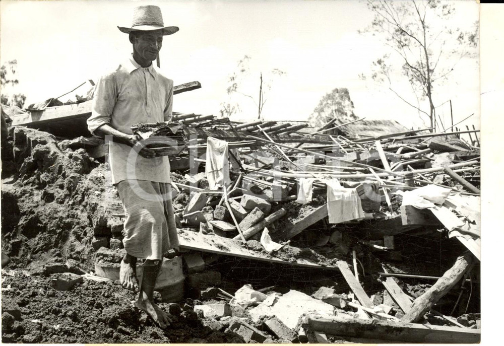 Fotografia d epoca originale 1959 ALLUVIONE DEL MADAGASCAR Abitante di MANDRITSARA tra le macerie Foto 1