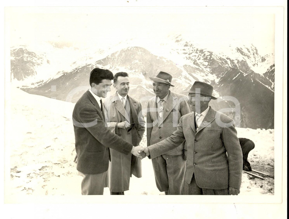 Fotografia d epoca originale 1959 CRISSOLO Guide alpine Giovanni e Quintino PEROTTI ricevono Ordine del Cardo 1