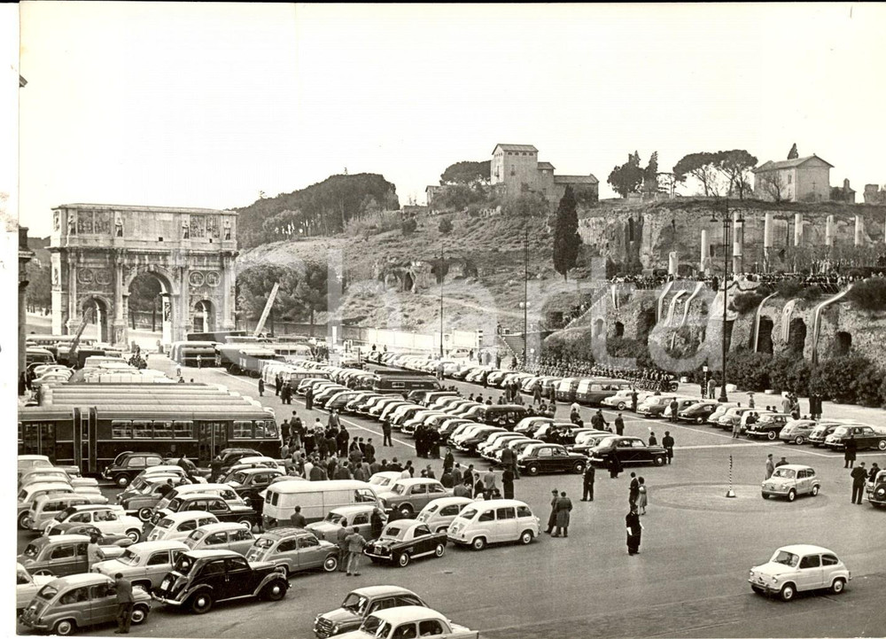 Fotografia d epoca originale 1959 ROMA Mons. Luigi TRAGLIA benedice vetture per festa S. Francesca Romana 1