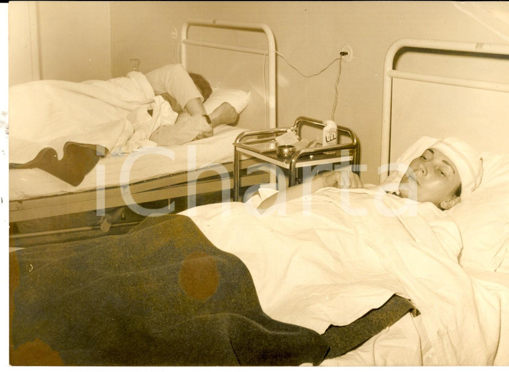 Fotografia d epoca originale 1956 ROMA Valentina CORTESE in ospedale dopo un incidente d auto Foto 18x13 1