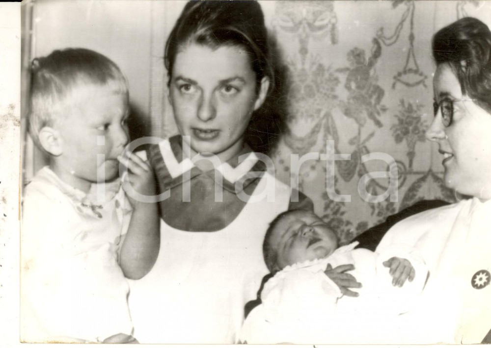 Fotografia d epoca originale 1962 BRUXELLES Paola del Belgio con i figli Filippo e la neonata Astrid Foto 1