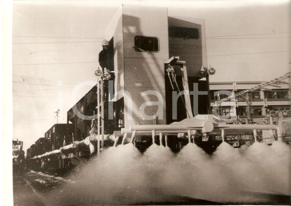 Fotografia d epoca originale 1960 ca TOKYO  JNR Treno annaffia i binari per sciogliere neve Foto 18x12 cm 1