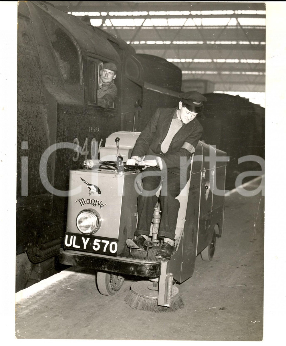 Fotografia d epoca originale 1959 LONDON Patrick CLUSER cleaning Waterloo Station with a machine Photo 15x20 1