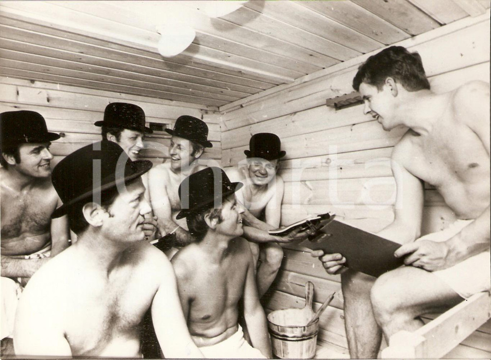 Fotografia d epoca originale 1971 UNITED KINGDOM Salesmen with bowler hats work in the saunaoffice Foto 1