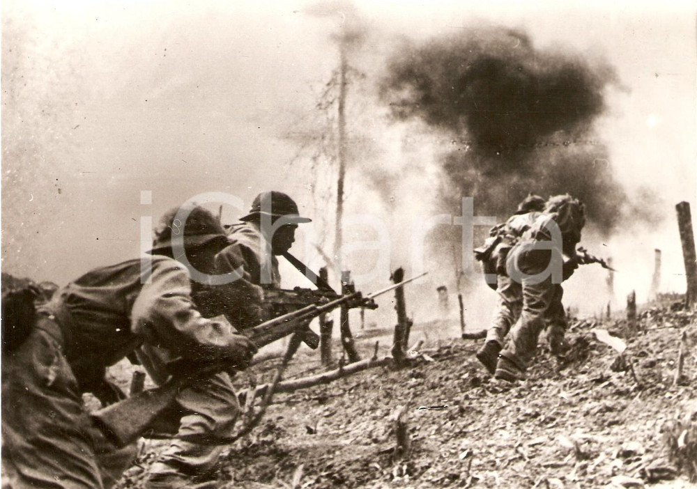 Fotografia d epoca originale 1969 VIETNAM Vietcongs attack enemy lines Foto 18x13 cm 1