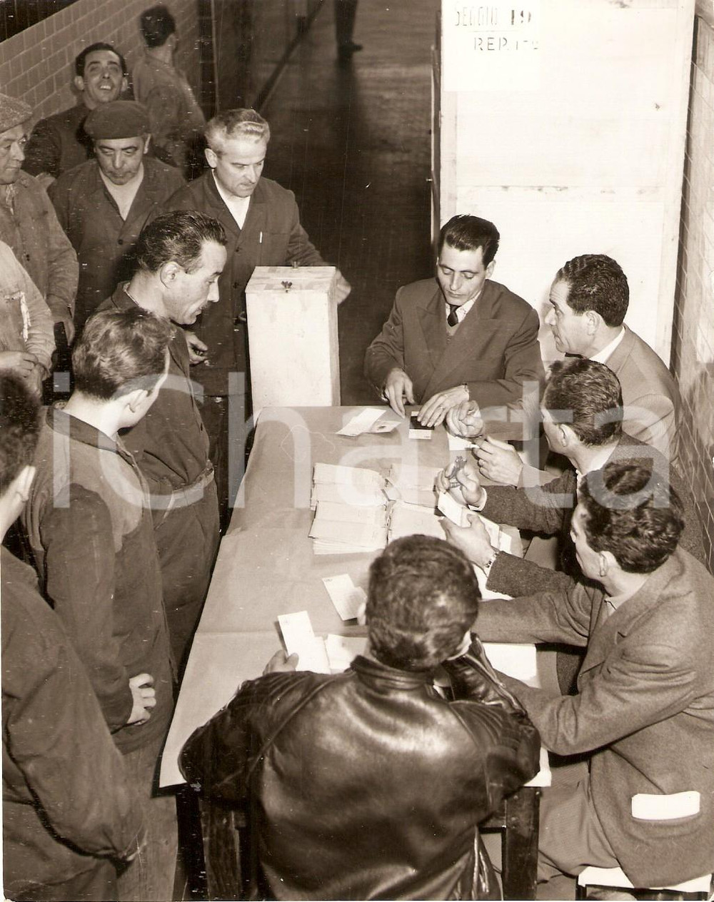 Fotografia d epoca originale 1959 TORINO Elezioni interne alla FIAT Operai e impiegati al voto Foto 13x16 cm 1