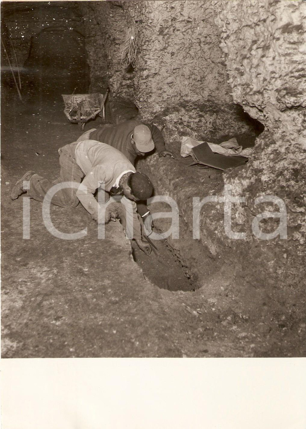 Fotografia d epoca originale 1960 ca PALERMO Archeologi rivengonono resti cartaginesi in catacombe cristiane 1