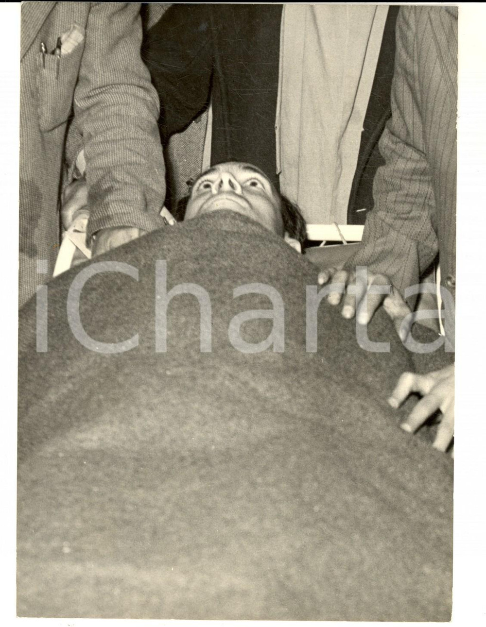 Fotografia d epoca originale 1954 ROMA Bandito Benito LUCIDI in ospedale dopo la cattura Foto 13x18 cm 1