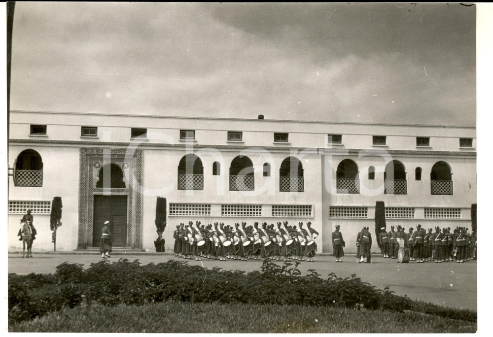 Fotografia d epoca originale 1955 ca MAROC Banda musicale militare durante una cerimonia Foto 20x13 1