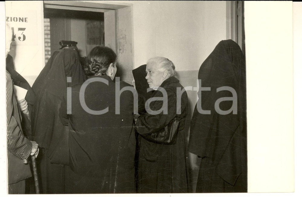 Fotografia d epoca originale 1959 CATANIA ELEZIONI REGIONALI Anziane donne ai seggi Fotografia 18x12 1