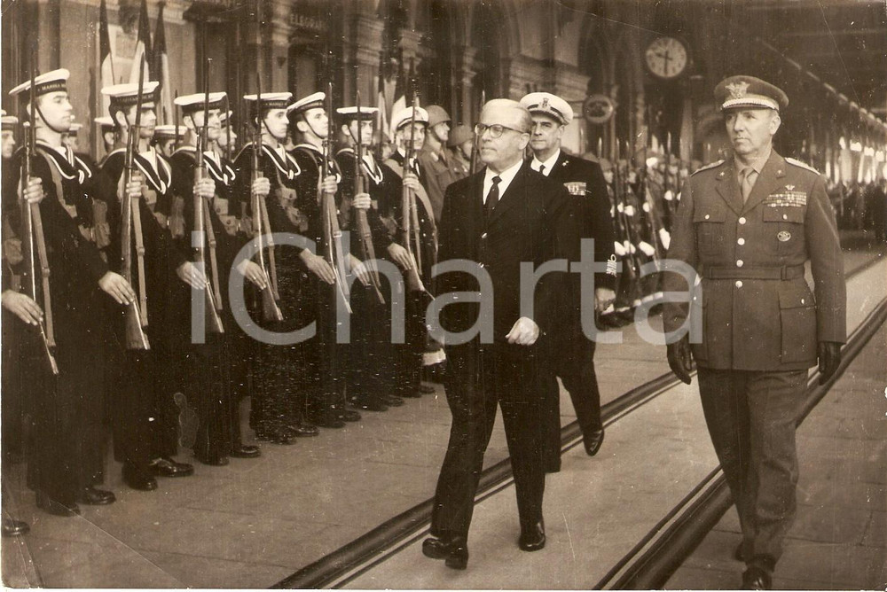 Fotografia d epoca originale 1959 GENOVA  COLOMBIADI Presidente Giovanni GRONCHI passa in rassegna marinai 1