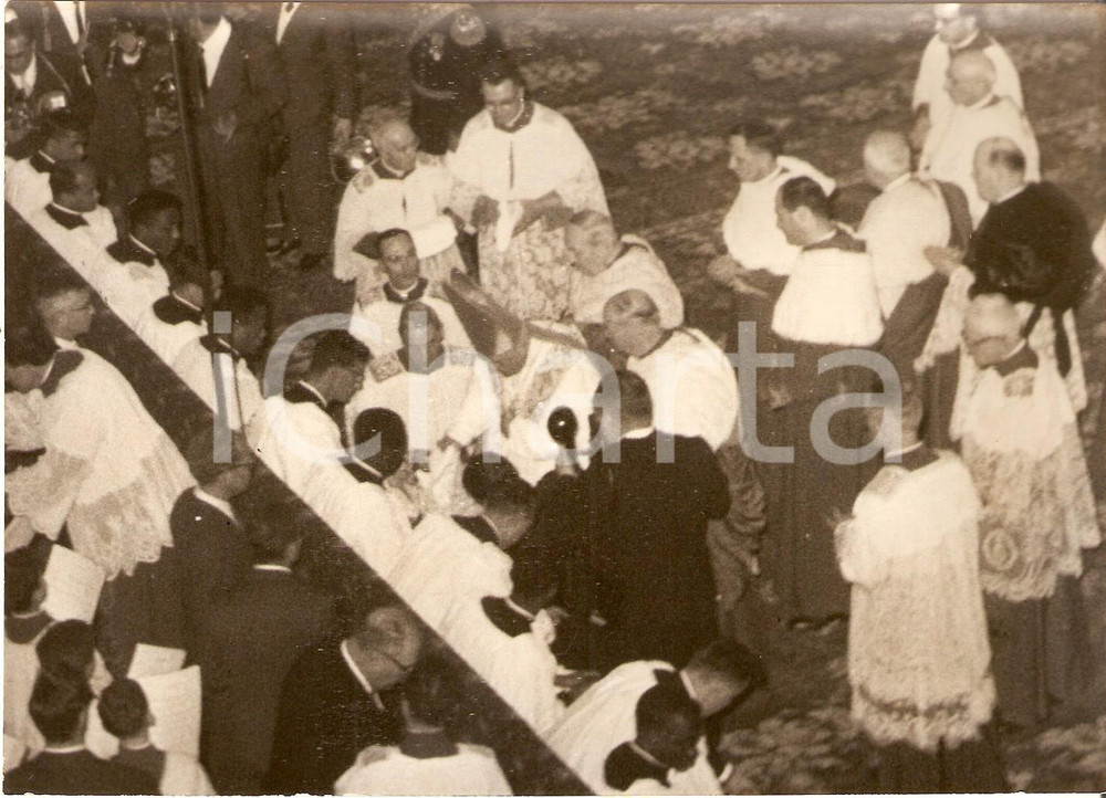 190 ROMA Papa GIOVANNI XXIII fa lavanda dei piedi a seminaristi il Giovedì Santo
