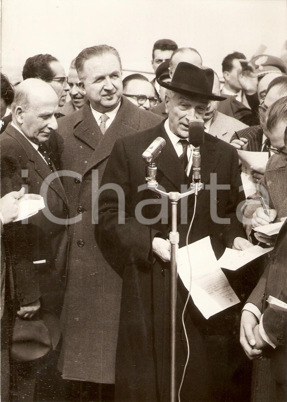 Fotografia d epoca originale 1959 ROMA Conferenza stampa di Antonio SEGNI e Giuseppe PELLA in aeroporto Foto 1