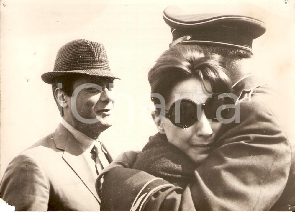 Fotografia d epoca originale 1952 FRANKFURT Tony CURTIS looks Christina KAUFMANN says goodbye to her brother 1