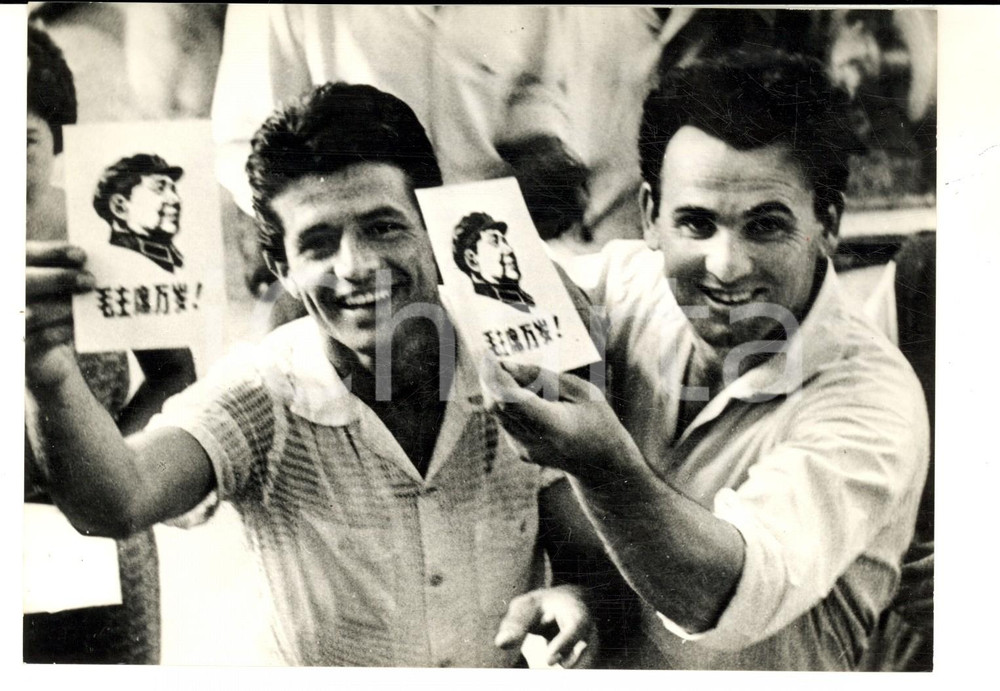 Fotografia d epoca originale 1968 ALBANIA Cittadini inneggiano al leader comunista MAO TSE TUNG Foto 18x13 1