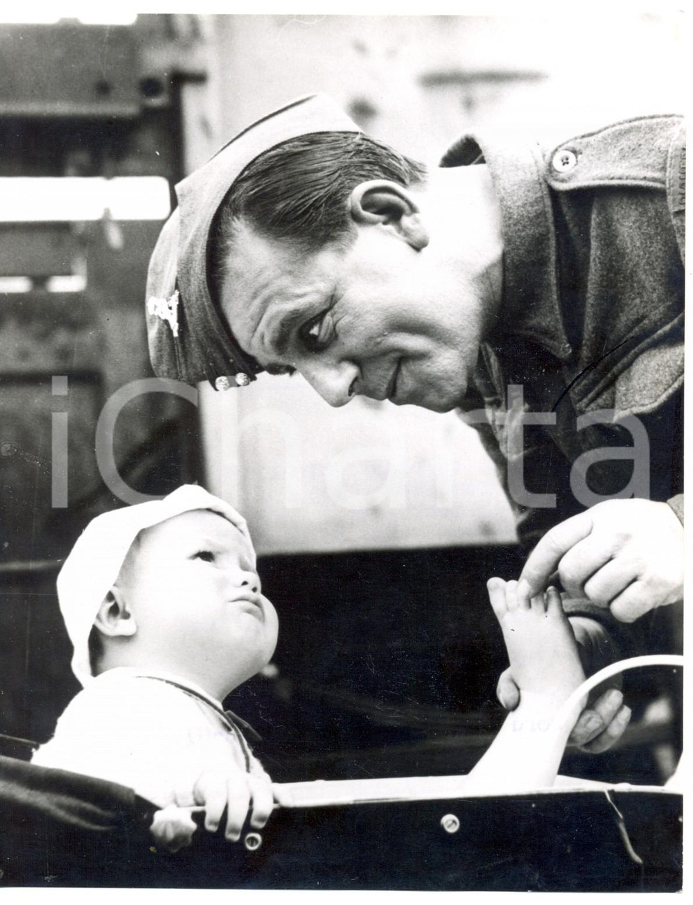Fotografia d epoca originale 1958 CINEMA The Square Peg Norman WISDOM plays with John HOWLETT Photo 1