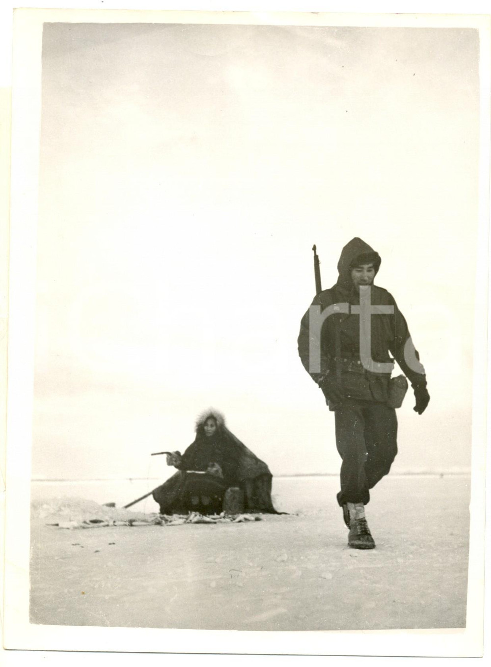 Fotografia d epoca originale 1961 ALASKA ESKIMO SCOUT leaves his mother to take part to NATIONAL GUARD Photo 1