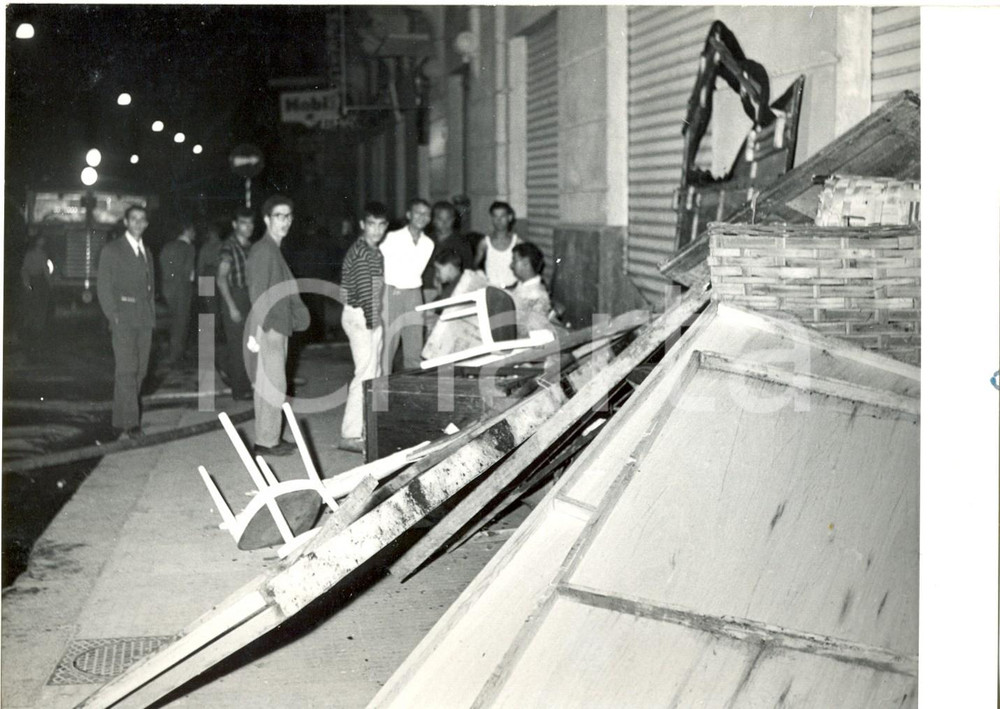 Fotografia d epoca originale 1959 NAPOLI Cinema Santa Lucia distrutto da un grave incendio Foto 18x13 cm 1