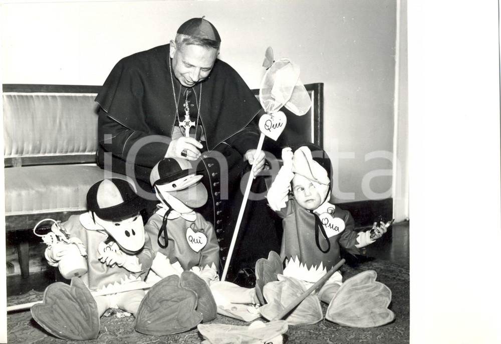 Fotografia d epoca originale 1960 ca BOLOGNA Cardinal Giacomo LERCARO riceve le tre gemelle PERELLI Foto 1