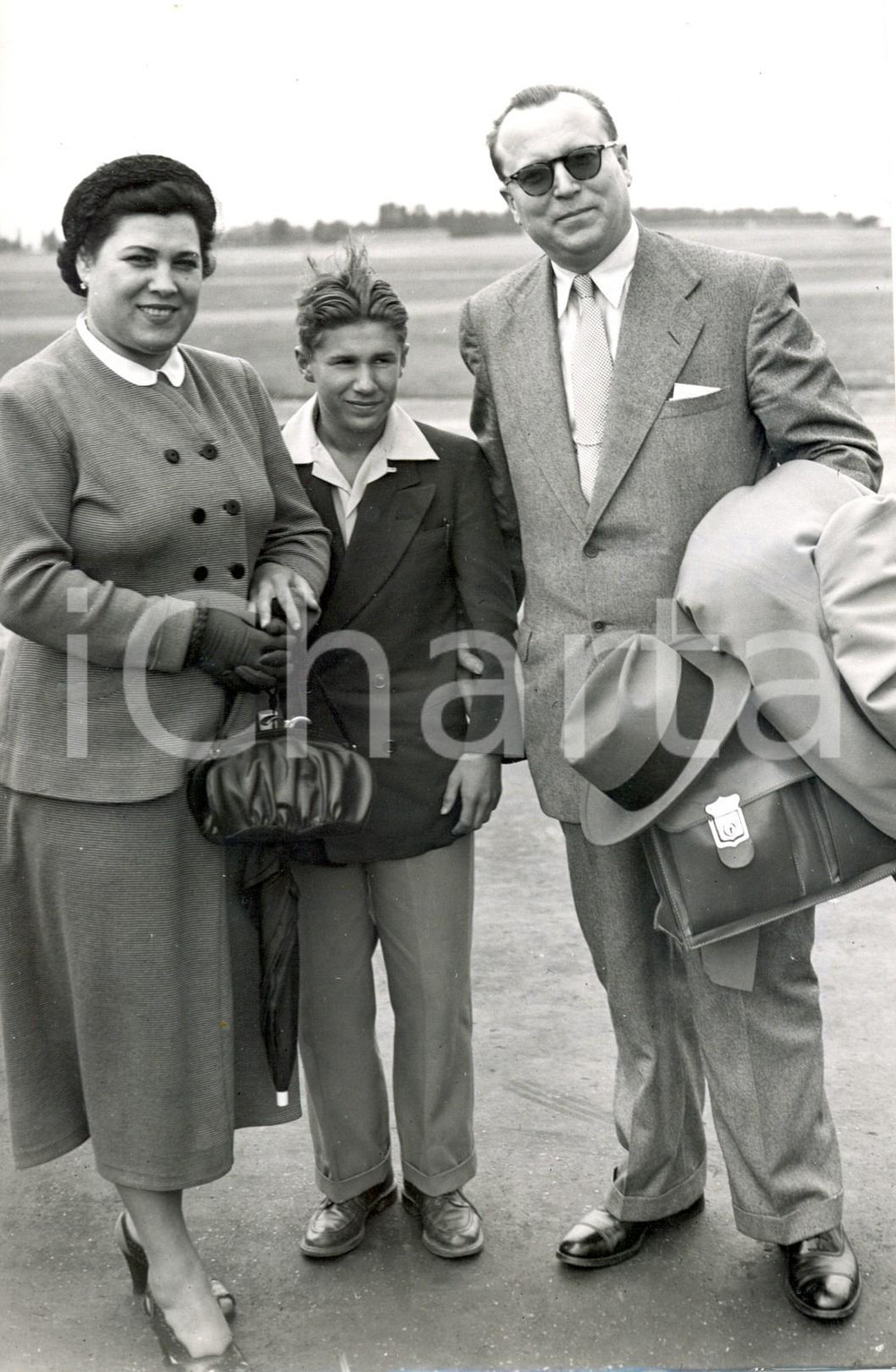 Fotografia d epoca originale 1958 LONDON Jakov MALIK with his son Evgenij and his wife Photo 15x20 cm 1