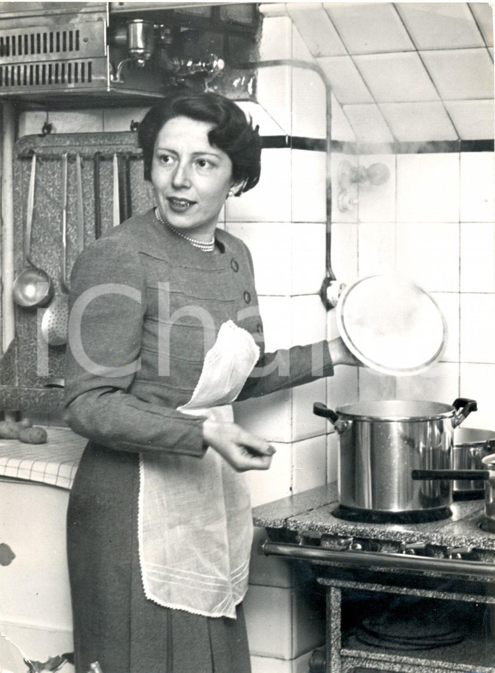 Fotografia d epoca originale 1965 GENOVA Ritratto di una casalinga in cucina Foto COSTUME 13x18 cm 1