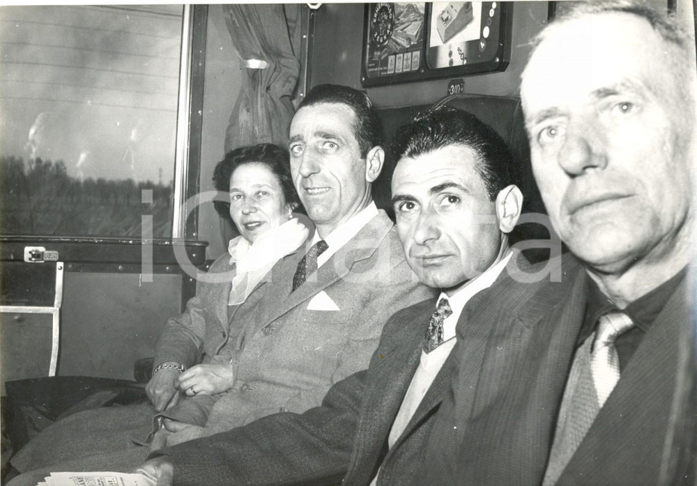 Fotografia d epoca originale 1950 ca GENOVA Ritratto di una famiglia in treno Foto COSTUME 18x13 cm 1