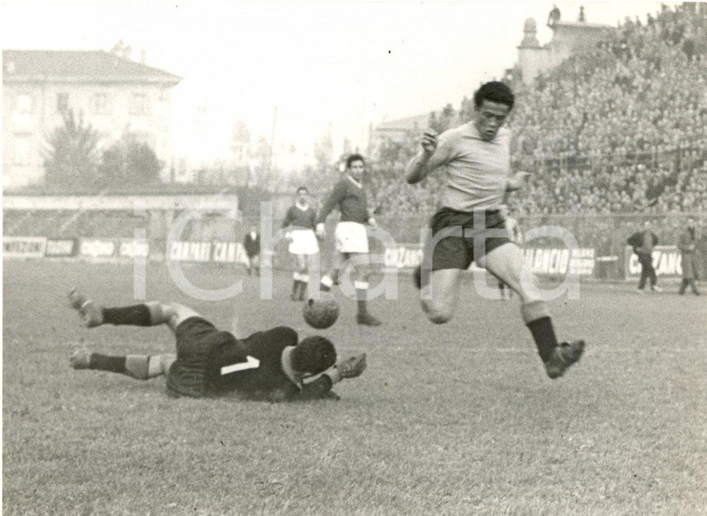 Fotografia d epoca originale 1956 BERGAMO  CALCIO NAZIONALE Giorgio GHEZZI para su Miguel MONTUORI Foto 1
