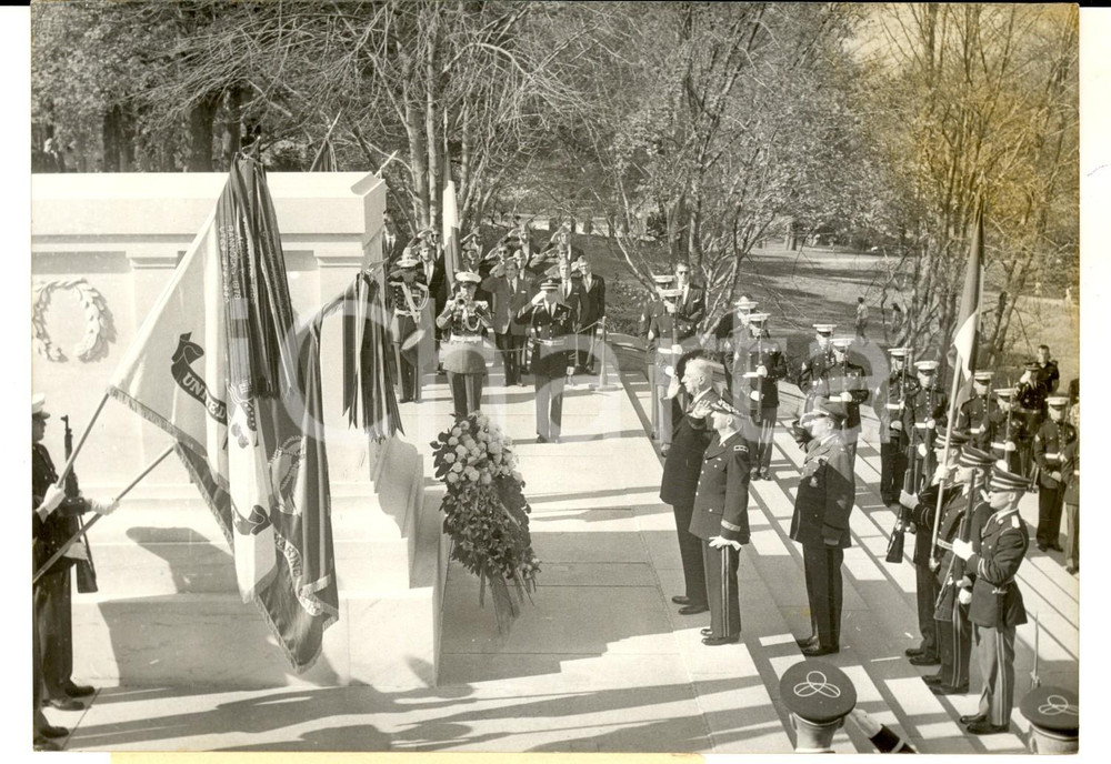 Fotografia d epoca originale 1960 Cimitero di ARLINGTON  Charles DE GAULLE rende omaggio al Milite Ignoto 1