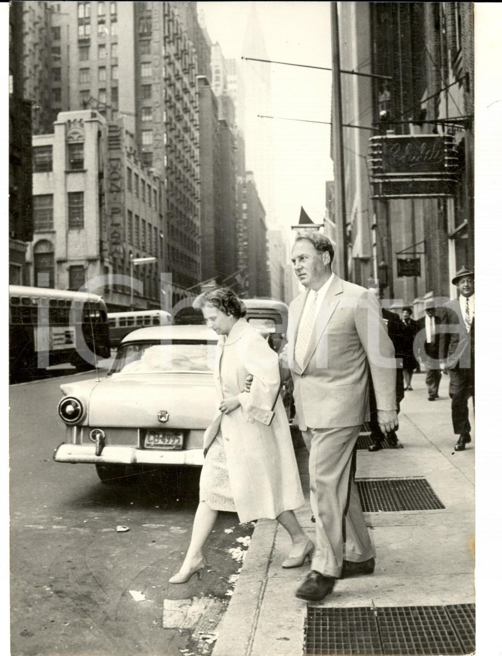 Fotografia d epoca originale 1959 NEW YORK Rada KRUSCEV e Alexej ADZHUBEI all uscita dal WALDORF ASTORIA Foto 1