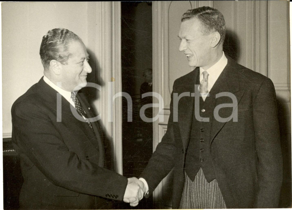 Fotografia d epoca originale 1960 PARIS Quai d Orsay  Maurice COUVE DE MURVILLE accoglie Bruno KREISKY Foto 1