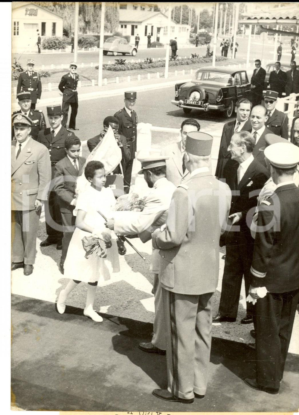 Fotografia d epoca originale 1959 PARIS Omaggio di una bambina ad HailÃ© SELASSIE  con il generale DE GAULLE 1