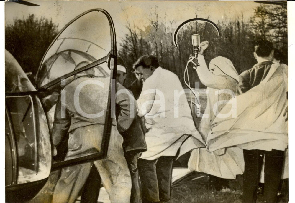 Fotografia d epoca originale 1959 NOGENTEL AISNE Salvataggio con elicottero per una donna ustionata Foto 1