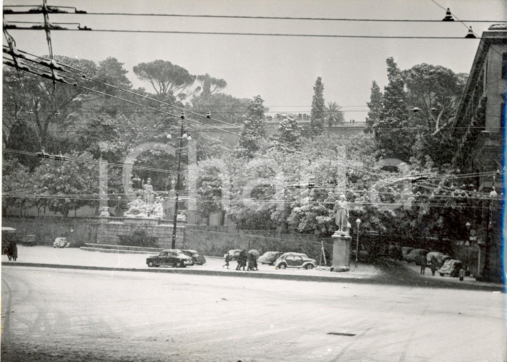 Fotografia d epoca originale 1956 ROMA Piazza del Popolo  Fontana della dea di Roma innevata Foto 18x13 1