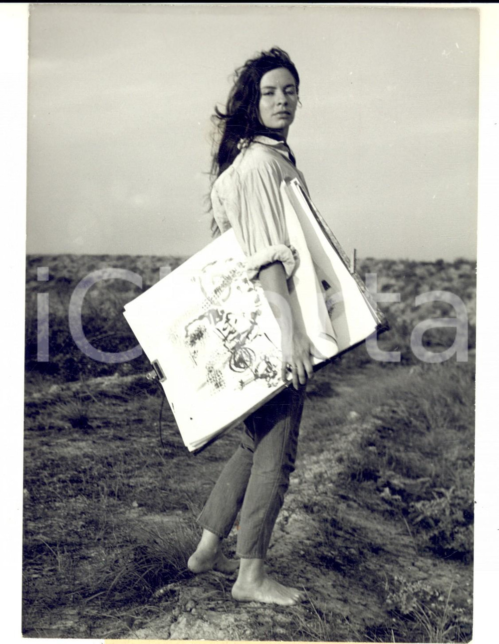 1961 ARLES La belle artiste Josy PRAYER travaille pieds nus à la campagne *Photo