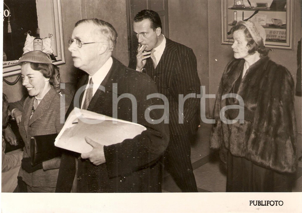 Fotografia d epoca originale 1953 TORINO Teatro CARIGNANO Julian HUXLEY con moglie Juliette e dirigenti ACI 1