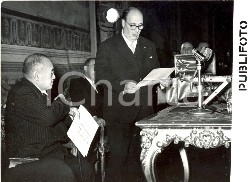 Fotografia d epoca originale 1954 ROMA Salvatore REBECCHINI dona Lupa Capitolina a Shigeru YOSHIDA Foto 1