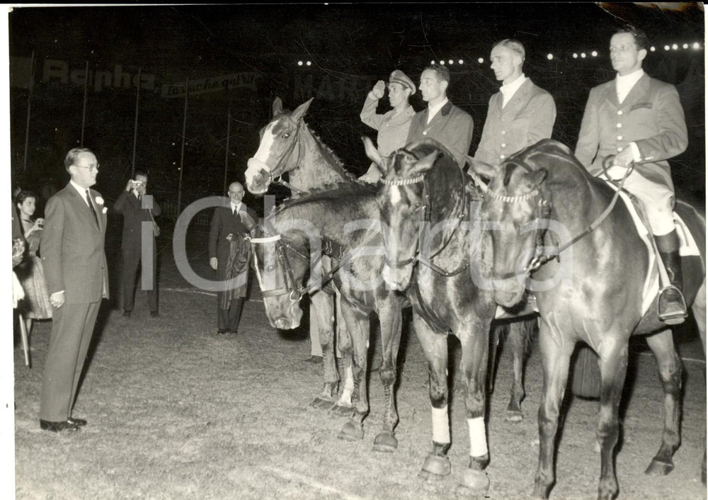 Fotografia d epoca originale 1959 PARIS Parc des Princes EUROPEI IPPICA Bernhard dei Paesi Bassi alla finale 1