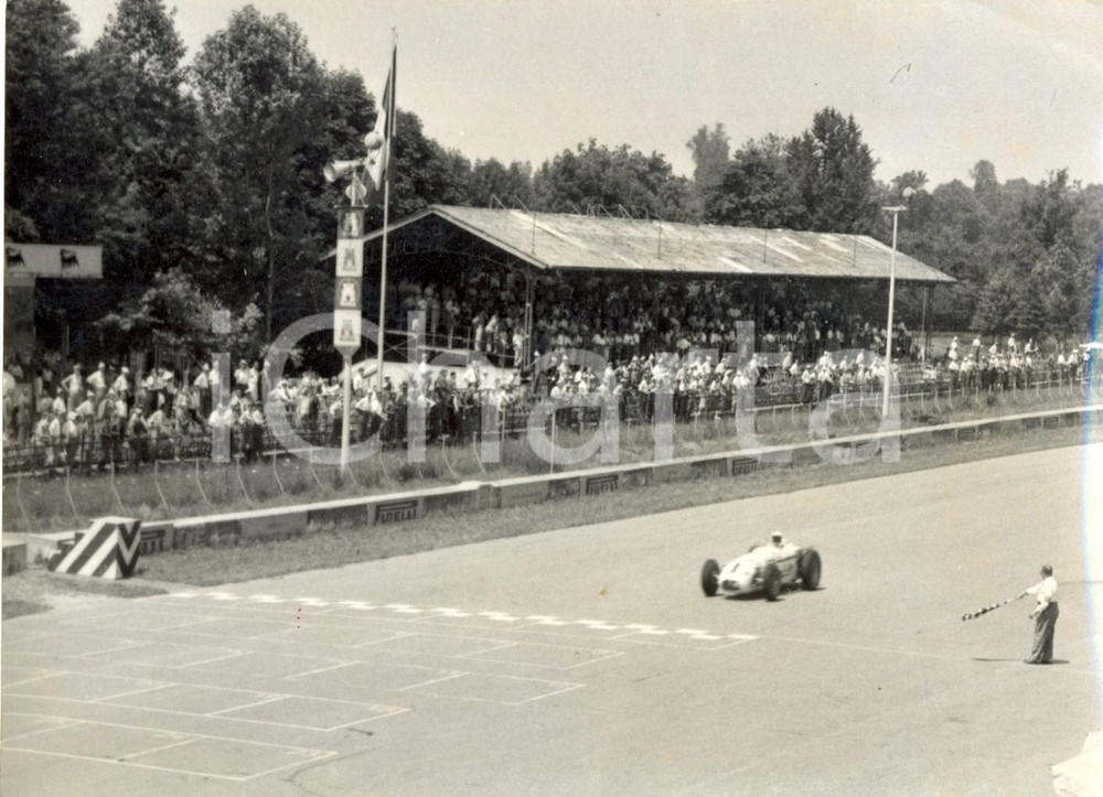 Fotografia d epoca originale 1957 MONZA  500 MIGLIA  Jimmy BRIAN vince su Dean Van Lines Special Foto 1