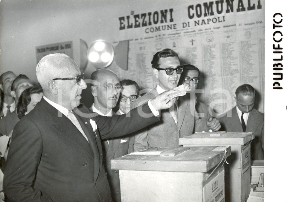 Fotografia d epoca originale 1956 NAPOLI  Elezioni Comunali  Achille LAURO consegna scheda elettorale Foto 1