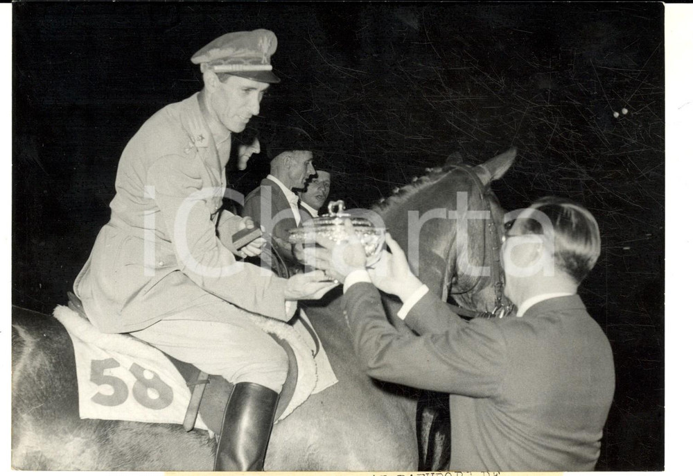 Fotografia d epoca originale 1959 PARIS EUROPEI IPPICA Principe Bernhard dei Paesi Bassi premia Piero D INZEO 1