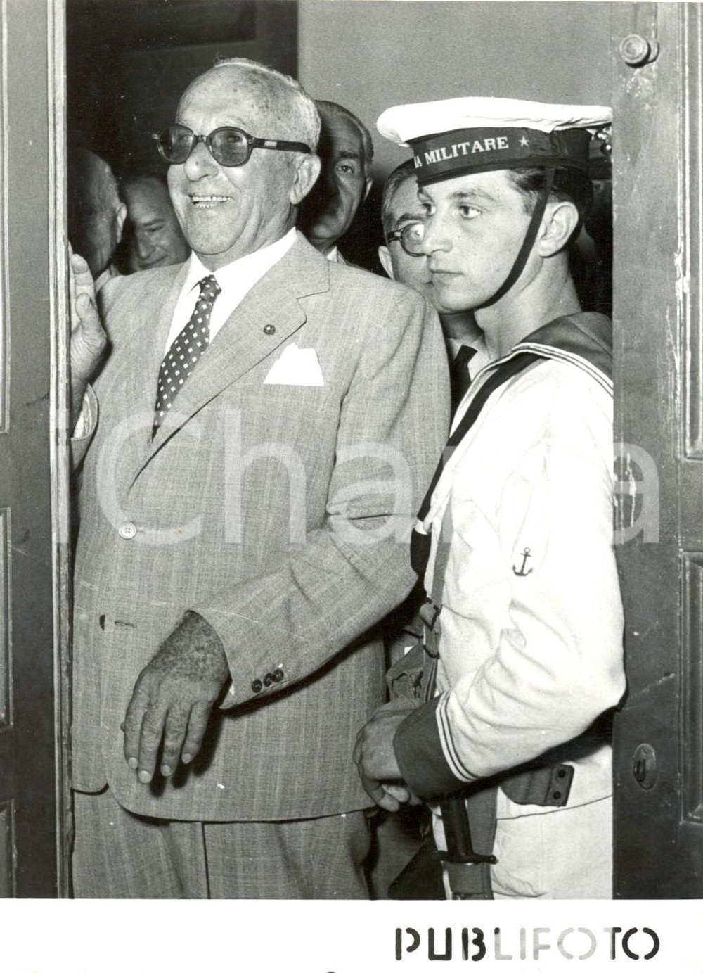 1958 NAPOLI Elezioni politiche - Achille LAURO scortato dalla Marina Militare