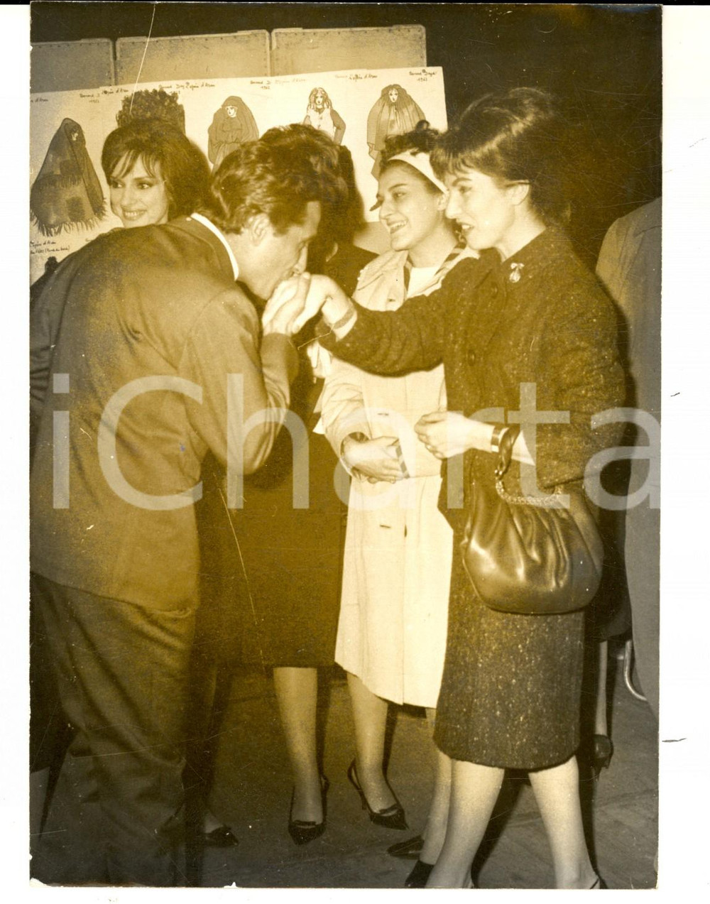 Fotografia d epoca originale 1962 PARIS Prima L OpÃ©ra d Aran Baciamano di Gilbert BECAUD a Rosanna CARTERI 1