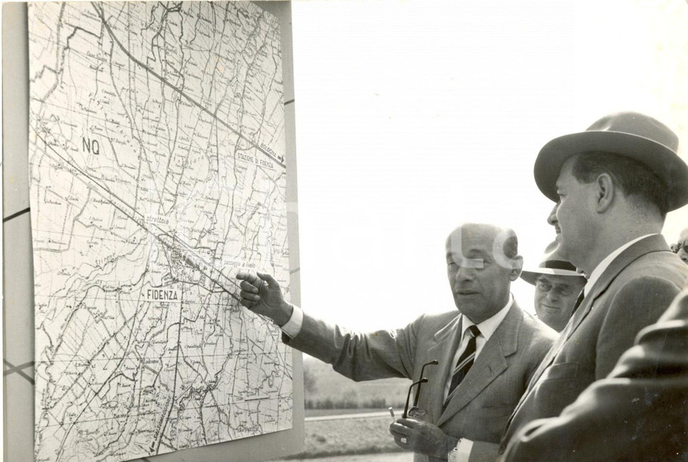 Fotografia d epoca originale 1958 FIDENZA Autostrada del Sole MilanoParma  Aldo FASCETTI Giuseppe TOGNI 1