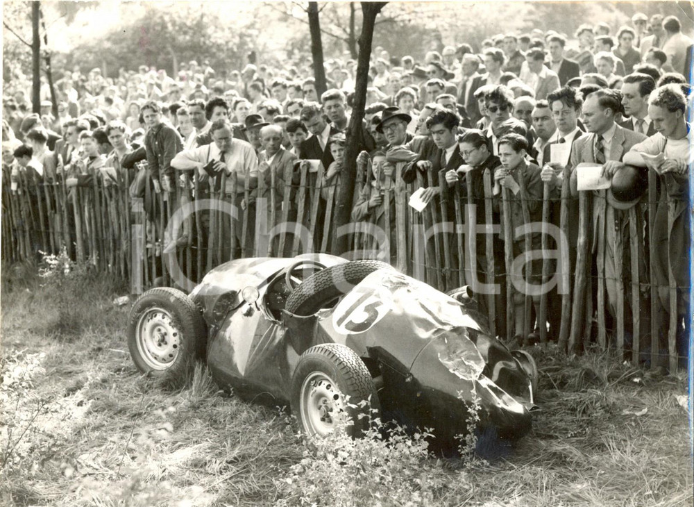 Fotografia d epoca originale 1956 LONDON  Crystal Palace Trophy Race  Wrecked CONNAUGHT car by Reg PARNELL 1