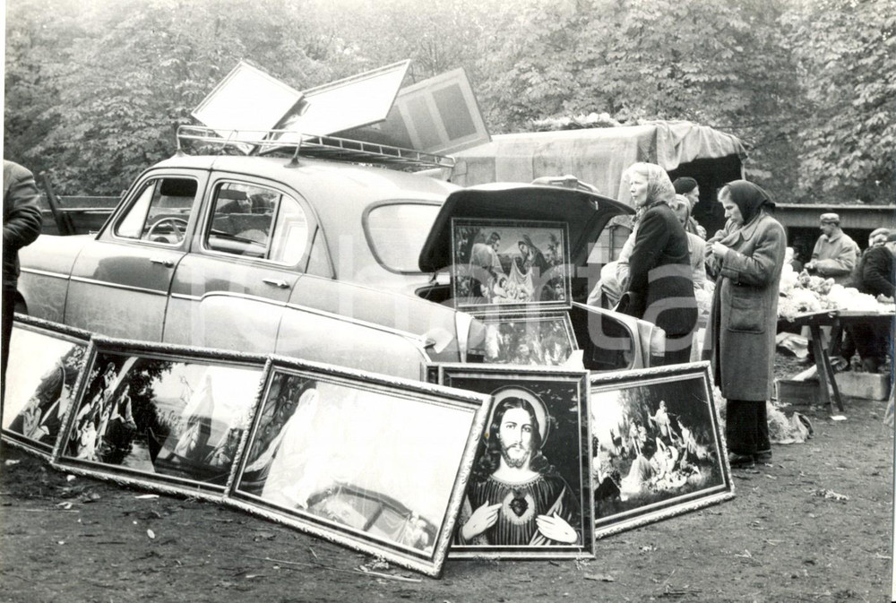 Fotografia d epoca originale 1971 KEPNO POLONIA Mercato del Bestiame e dei Fiori di Carta  Arte sacra 1