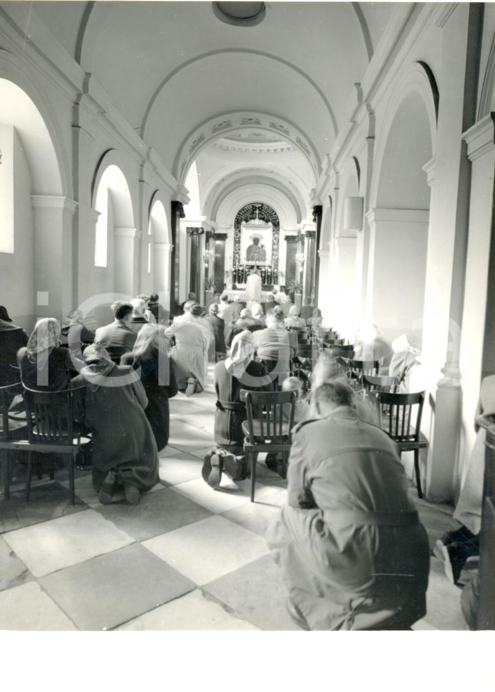 Fotografia d epoca originale 1971 VARSAVIA Vergine di Loreto  Fedeli in preghiera davanti alla Madonna Nera 1