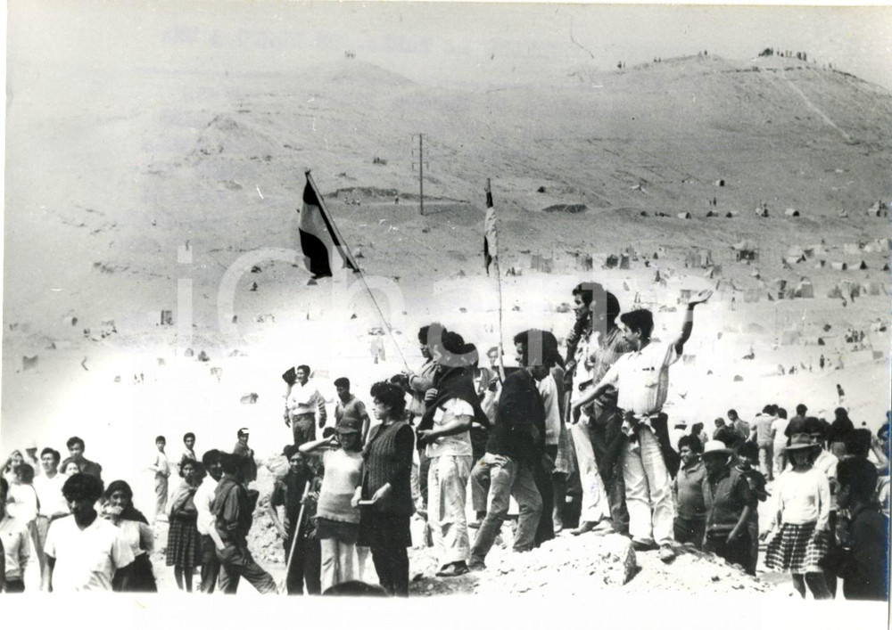 Fotografia d epoca originale 1971 PAMPLONA PERU   Riforma agraria  Manifestazione di giovani contadini 1
