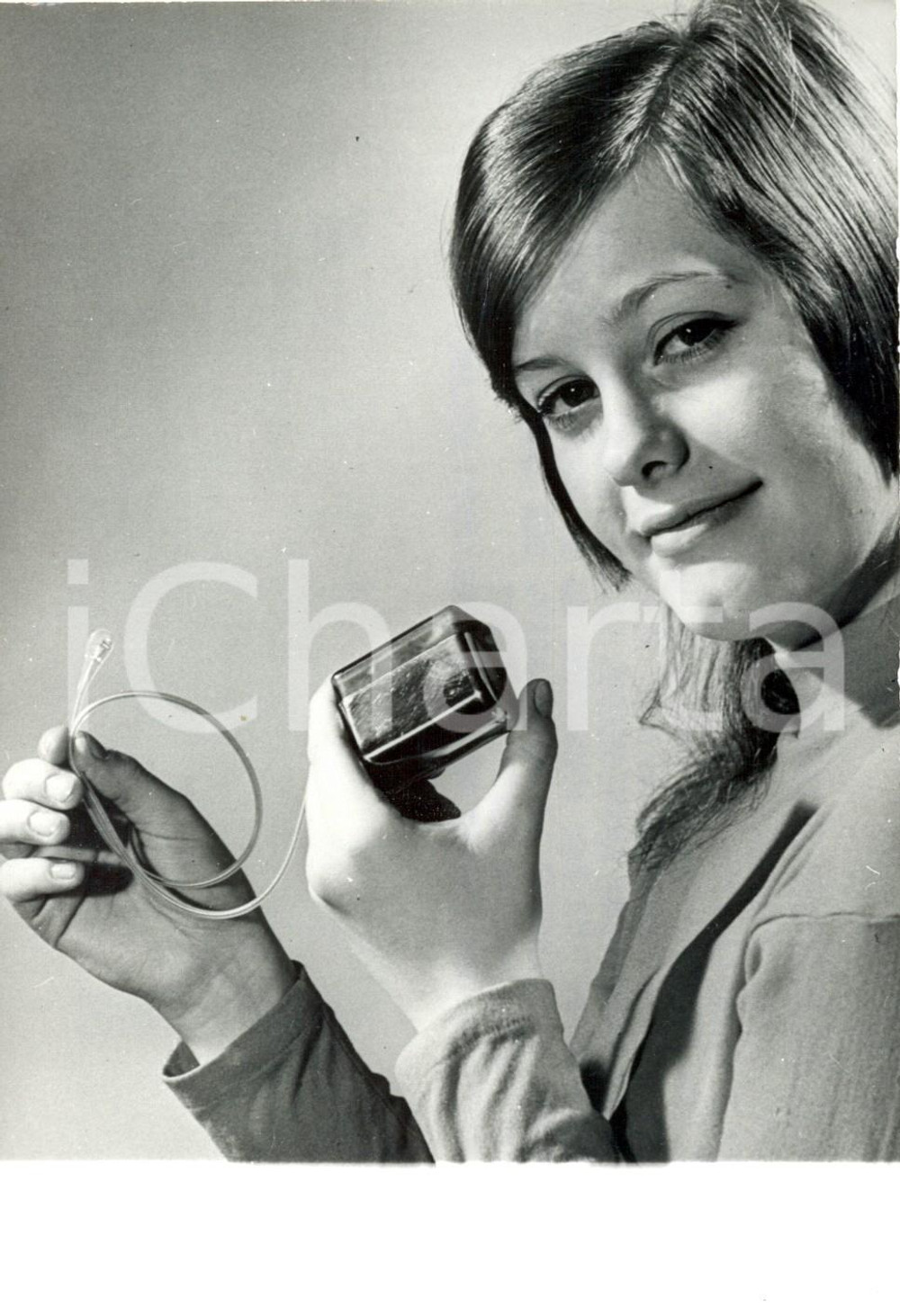 Fotografia d epoca originale 1973 USA  Arco Nuclear & Co.  Gayle HOOD mostra il pacemaker nucleare Foto 1
